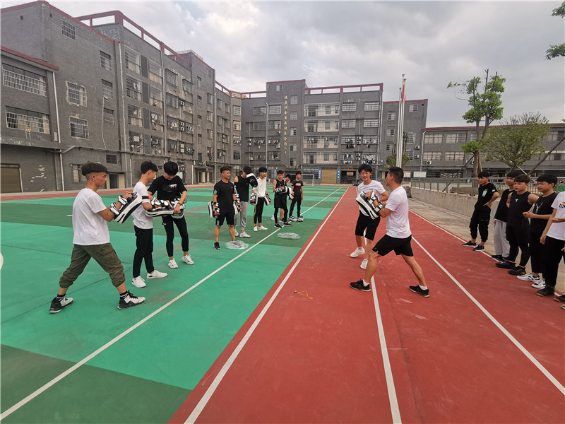 永州市德順中等職業(yè)技術(shù)學(xué)校--學(xué)生在體育課上學(xué)習(xí)搏擊